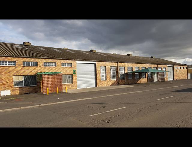 1,350M² FACTORY TO LET IN TRIANGLE FARM